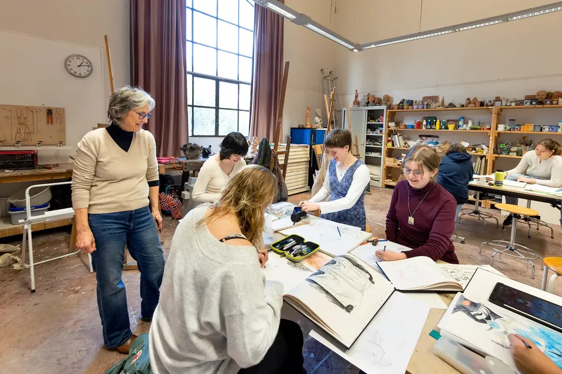 Jamie Miller Morris with students in an art class.